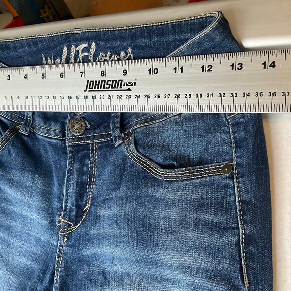 Wall Flower Women Flared Jeans size 3 Blue MidRise Stretch Boot Cut Indigo Denim - Picture 2 of 12